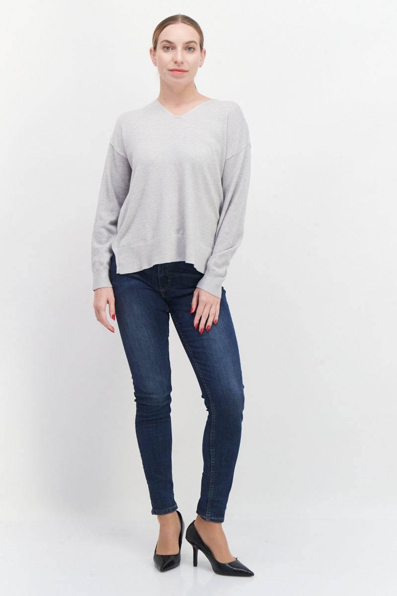 French Connection سويت شيرت محبوك بأكمام طويلة على شكل حرف V للنساء، رمادي فاتح - Image 4